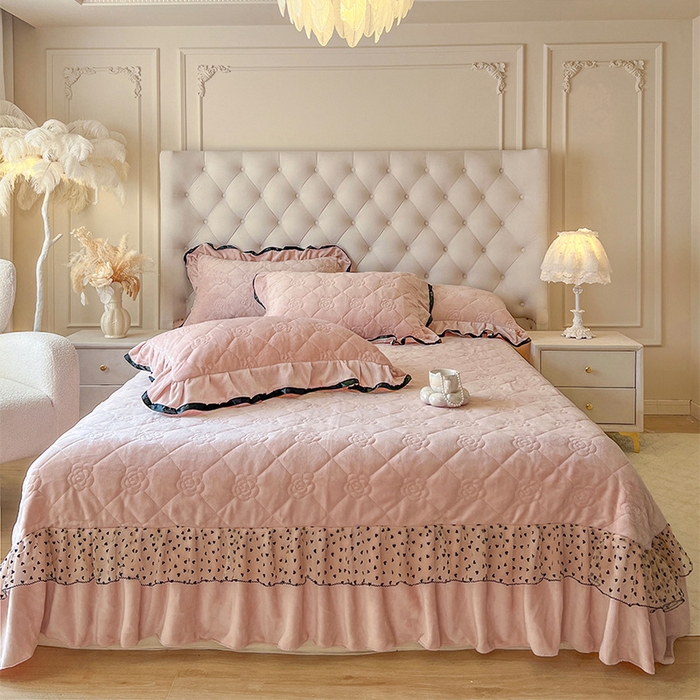 91家纺网 家纺一手货源 找家纺 瑞宝 2025新款雕花牛奶绒花边夹棉床盖四件套-莫妮卡 少女粉