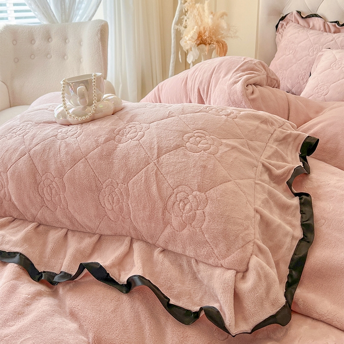 91家纺网 家纺一手货源 找家纺 瑞宝 2025新款雕花牛奶绒花边夹棉床盖四件套-莫妮卡 少女粉