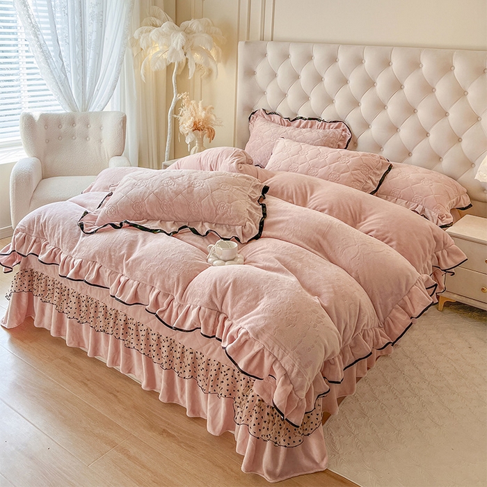 91家纺网 家纺一手货源 找家纺 瑞宝 2025新款雕花牛奶绒花边夹棉床盖四件套-莫妮卡 少女粉