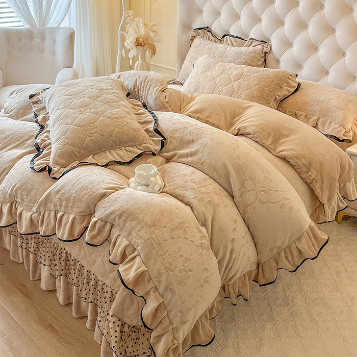 91家纺网 家纺一手货源 找家纺 瑞宝 2025新款雕花牛奶绒花边夹棉床盖四件套-莫妮卡 奶茶咖