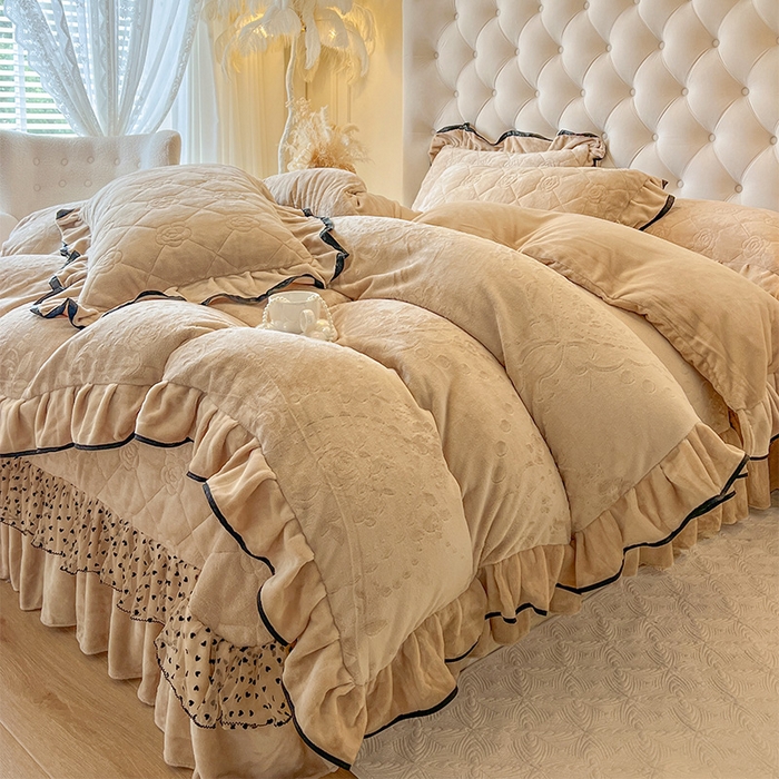 91家纺网 家纺一手货源 找家纺 瑞宝 2025新款雕花牛奶绒花边夹棉床盖四件套-莫妮卡 奶茶咖