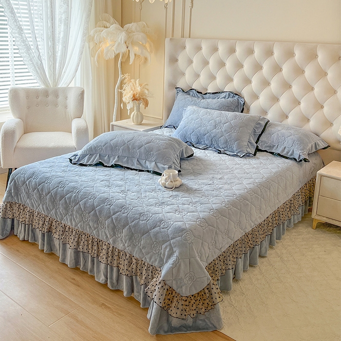 91家纺网 家纺一手货源 找家纺 瑞宝 2025新款雕花牛奶绒花边夹棉床盖四件套-莫妮卡 雾蓝