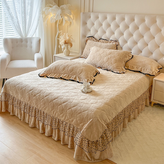 91家纺网 家纺一手货源 找家纺 瑞宝 2025新款雕花牛奶绒花边夹棉床盖四件套-莫妮卡 奶茶咖