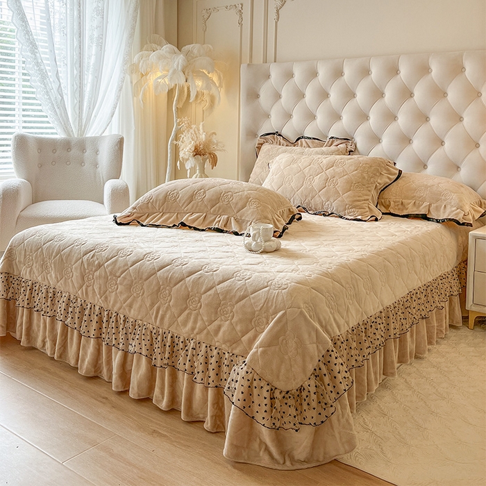 91家纺网 家纺一手货源 找家纺 瑞宝 2025新款雕花牛奶绒花边夹棉床盖四件套-莫妮卡 奶茶咖