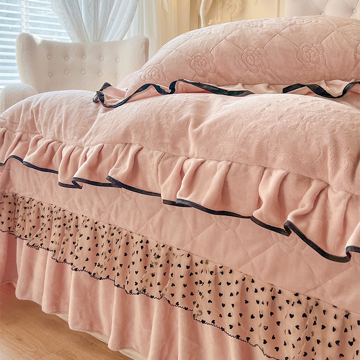 91家纺网 家纺一手货源 找家纺 瑞宝 2025新款雕花牛奶绒花边夹棉床盖四件套-莫妮卡 少女粉