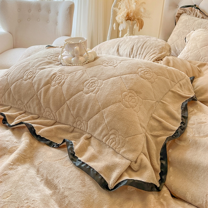 91家纺网 家纺一手货源 找家纺 瑞宝 2025新款雕花牛奶绒花边夹棉床盖四件套-莫妮卡 奶茶咖