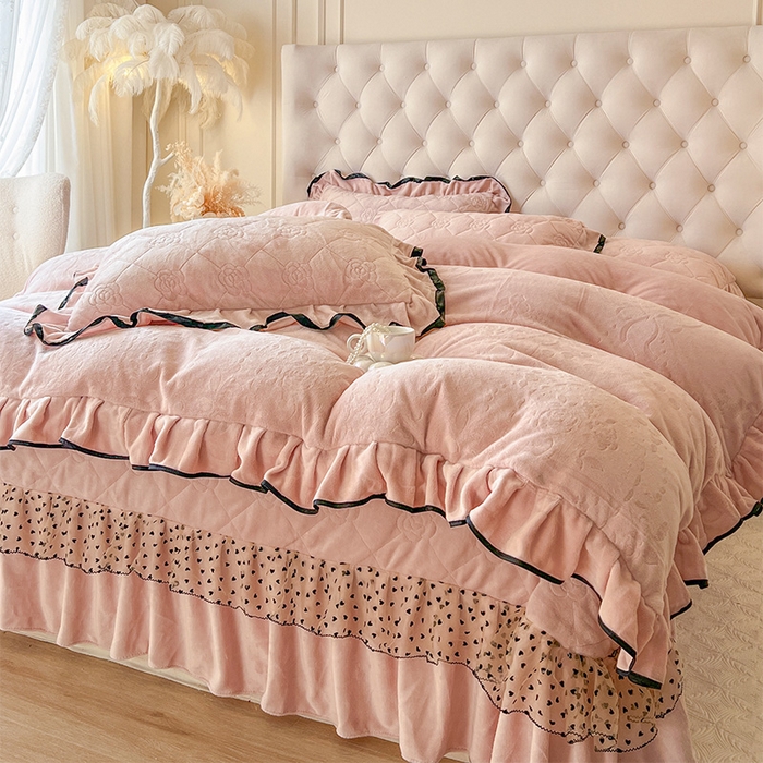 91家纺网 家纺一手货源 找家纺 瑞宝 2025新款雕花牛奶绒花边夹棉床盖四件套-莫妮卡 少女粉