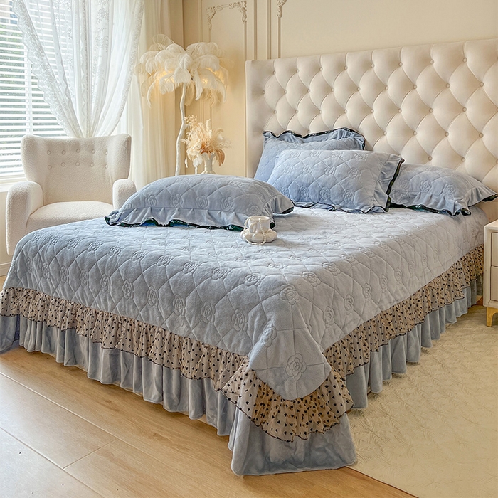 91家纺网 家纺一手货源 找家纺 瑞宝 2025新款雕花牛奶绒花边夹棉床盖四件套-莫妮卡 雾蓝