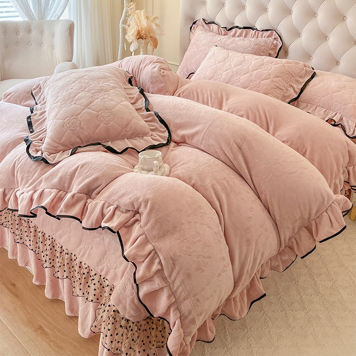 91家纺网 家纺一手货源 找家纺 瑞宝 2025新款雕花牛奶绒花边夹棉床盖四件套-莫妮卡 少女粉