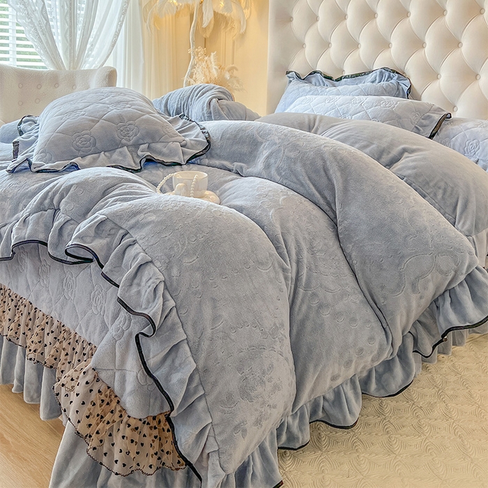 91家纺网 家纺一手货源 找家纺 瑞宝 2025新款雕花牛奶绒花边夹棉床盖四件套-莫妮卡 雾蓝