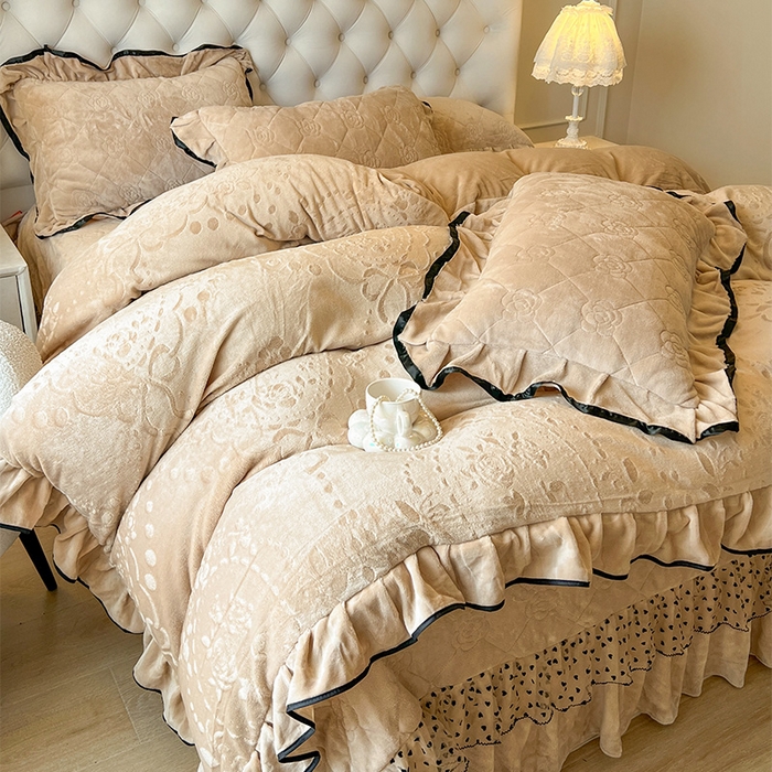 91家纺网 家纺一手货源 找家纺 瑞宝 2025新款雕花牛奶绒花边夹棉床盖四件套-莫妮卡 奶茶咖