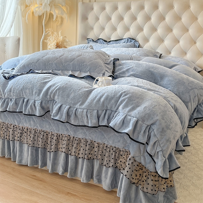 91家纺网 家纺一手货源 找家纺 瑞宝 2025新款雕花牛奶绒花边夹棉床盖四件套-莫妮卡 雾蓝