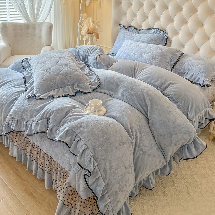 91家纺网 家纺一手货源 找家纺 瑞宝 2025新款雕花牛奶绒花边夹棉床盖四件套-莫妮卡 雾蓝