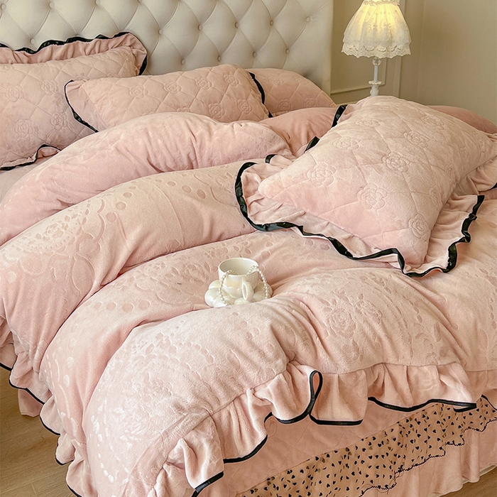 91家纺网 家纺一手货源 找家纺 瑞宝 2025新款雕花牛奶绒花边夹棉床盖四件套-莫妮卡 少女粉