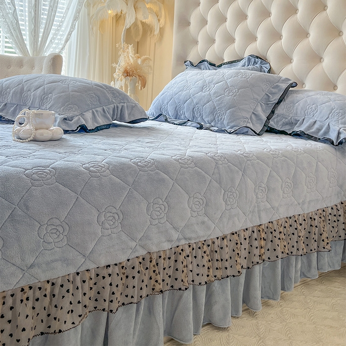 91家纺网 家纺一手货源 找家纺 瑞宝 2025新款雕花牛奶绒花边夹棉床盖四件套-莫妮卡 雾蓝