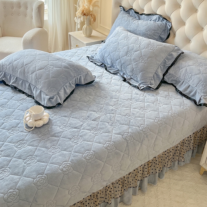 91家纺网 家纺一手货源 找家纺 瑞宝 2025新款雕花牛奶绒花边夹棉床盖四件套-莫妮卡 雾蓝
