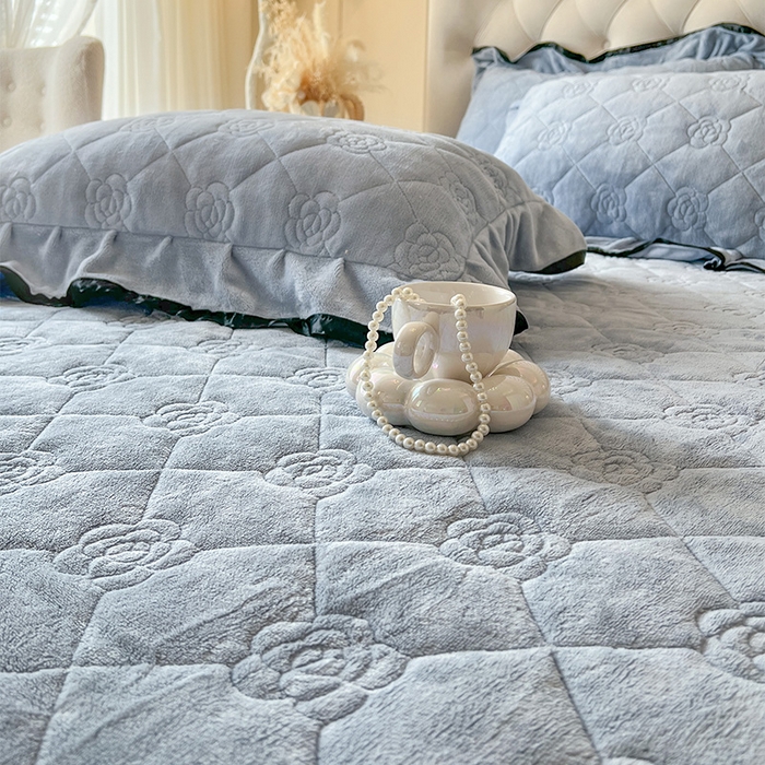 91家纺网 家纺一手货源 找家纺 瑞宝 2025新款雕花牛奶绒花边夹棉床盖四件套-莫妮卡 雾蓝