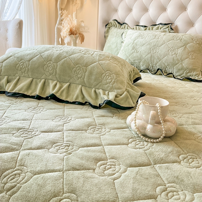 91家纺网 家纺一手货源 找家纺 瑞宝 2025新款雕花牛奶绒花边夹棉床盖四件套-莫妮卡 抹茶绿