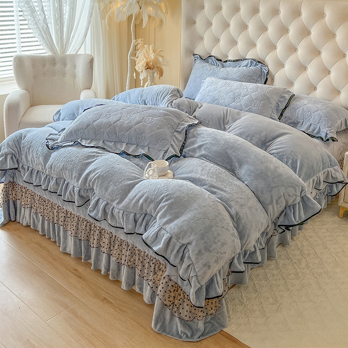 91家纺网 家纺一手货源 找家纺 瑞宝 2025新款雕花牛奶绒花边夹棉床盖四件套-莫妮卡 雾蓝