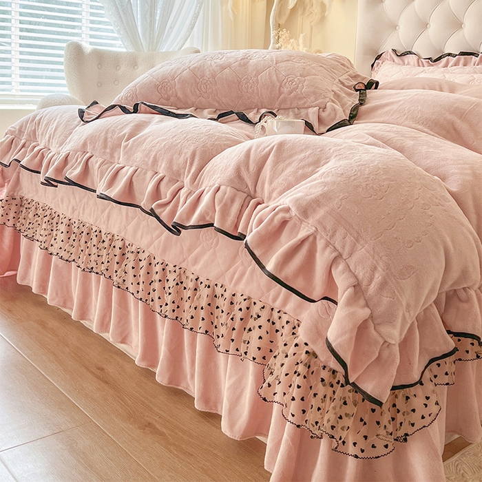 91家纺网 家纺一手货源 找家纺 瑞宝 2025新款雕花牛奶绒花边夹棉床盖四件套-莫妮卡 少女粉