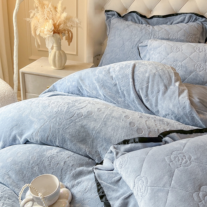 91家纺网 家纺一手货源 找家纺 瑞宝 2025新款雕花牛奶绒花边夹棉床盖四件套-莫妮卡 雾蓝