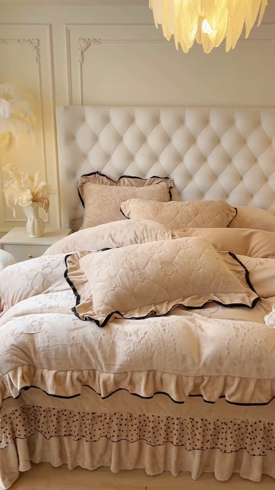 91家纺网 家纺一手货源 找家纺 瑞宝 2025新款雕花牛奶绒花边夹棉床盖四件套-莫妮卡 奶茶咖