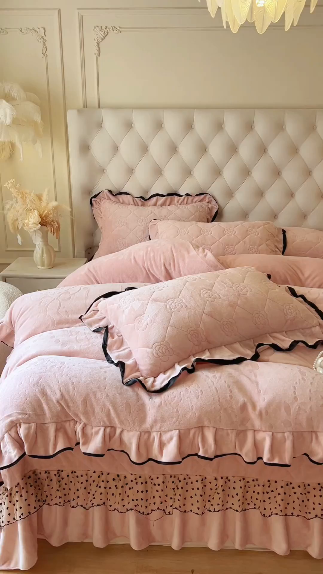 91家纺网 家纺一手货源 找家纺 瑞宝 2025新款雕花牛奶绒花边夹棉床盖四件套-莫妮卡 少女粉