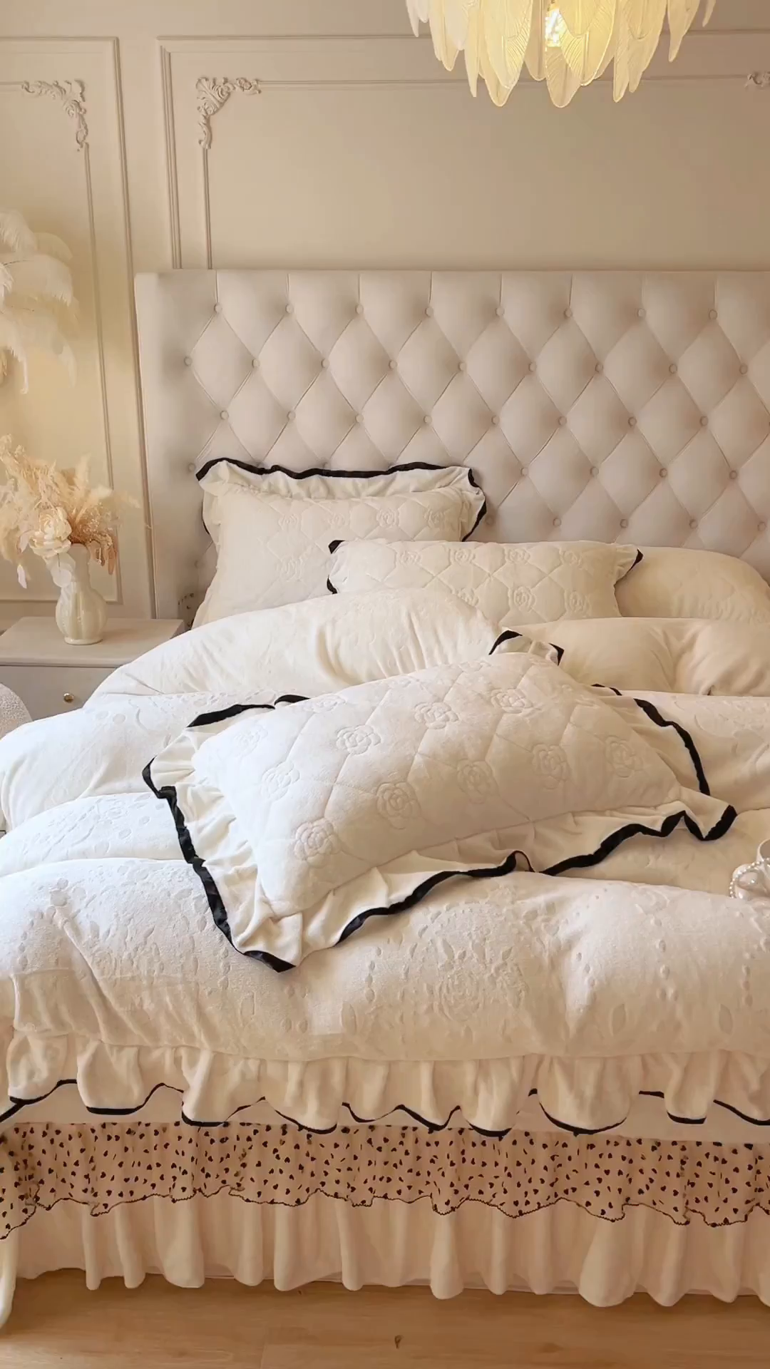 91家纺网 家纺一手货源 找家纺 （总）瑞宝 2025新款雕花牛奶绒花边夹棉床盖四件套-莫妮卡