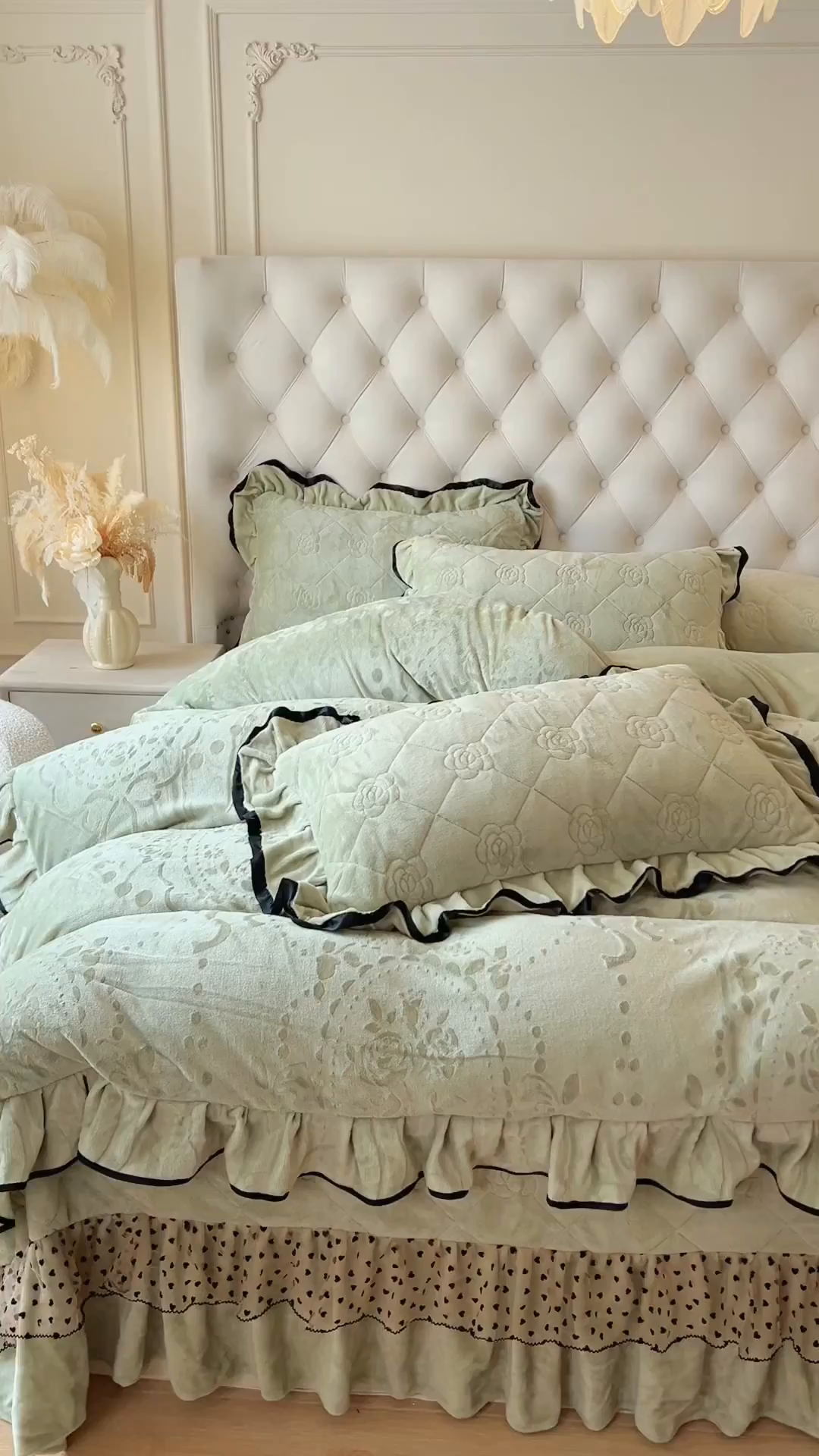 91家纺网 家纺一手货源 找家纺 瑞宝 2025新款雕花牛奶绒花边夹棉床盖四件套-莫妮卡 抹茶绿