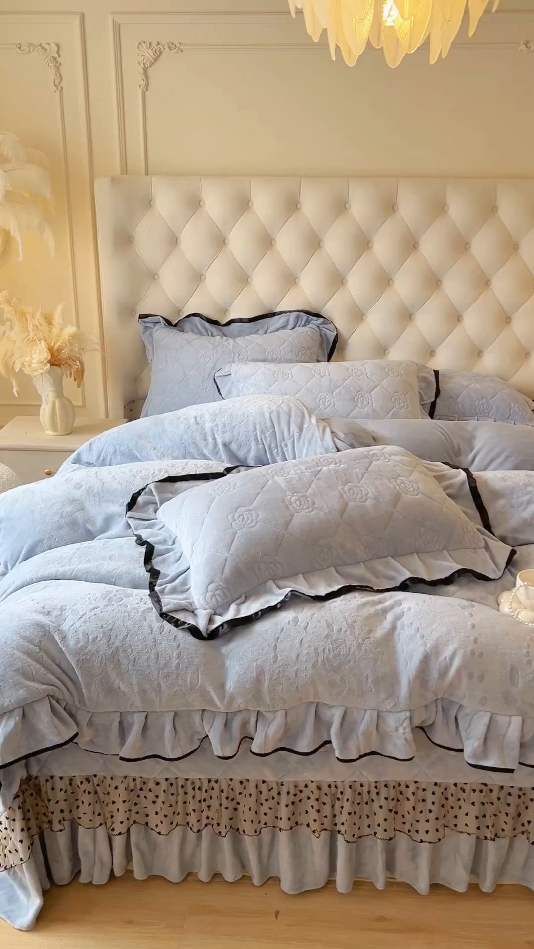 91家纺网 家纺一手货源 找家纺 瑞宝 2025新款雕花牛奶绒花边夹棉床盖四件套-莫妮卡 雾蓝