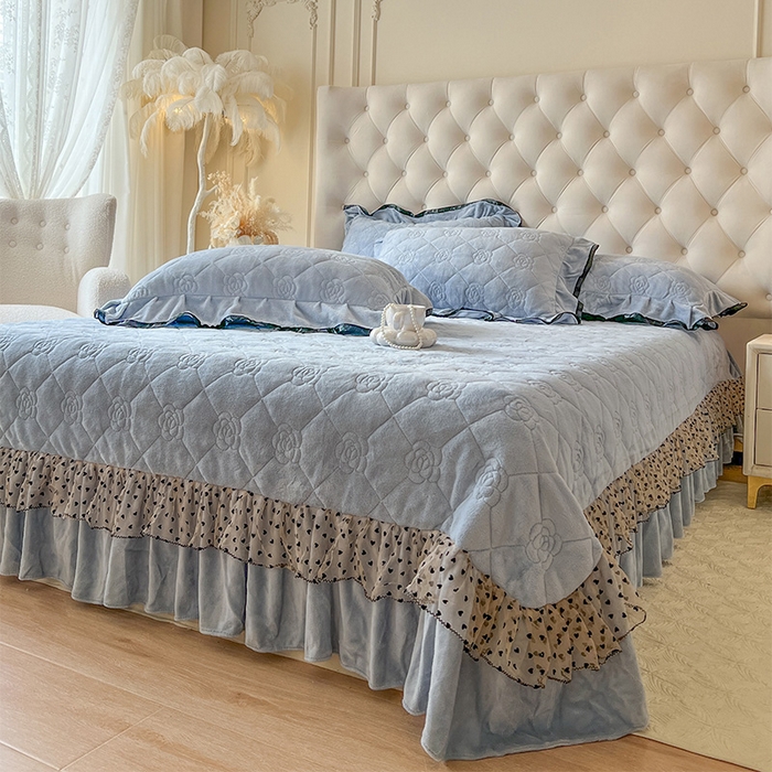 91家纺网 家纺一手货源 找家纺 瑞宝 2025新款雕花牛奶绒花边夹棉床盖四件套-莫妮卡 雾蓝