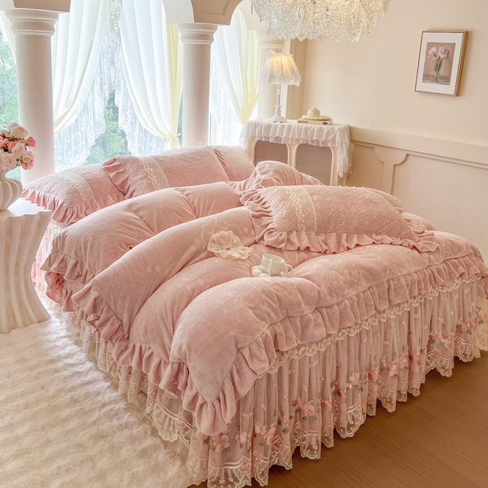 91家纺网 家纺一手货源 找家纺 （总）瑞宝 2025新款雕花牛奶绒夹棉床裙三件套-花有约