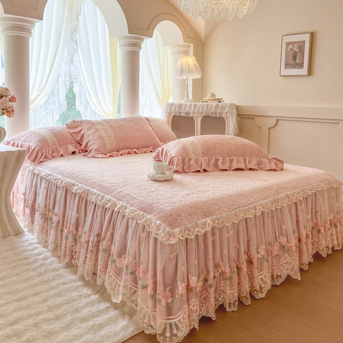 91家纺网 家纺一手货源 找家纺 （总）瑞宝 2025新款雕花牛奶绒夹棉床裙三件套-花有约