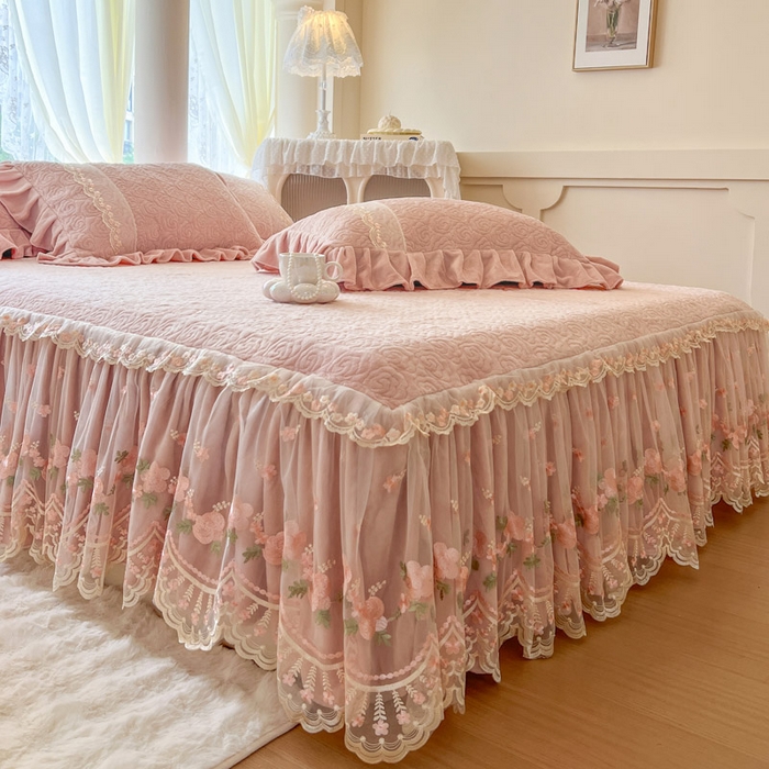 91家纺网 家纺一手货源 找家纺 （总）瑞宝 2025新款雕花牛奶绒夹棉床裙三件套-花有约