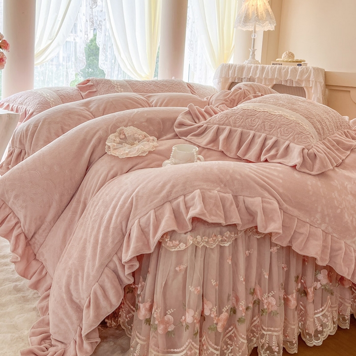 91家纺网 家纺一手货源 找家纺 （总）瑞宝 2025新款雕花牛奶绒夹棉床裙三件套-花有约