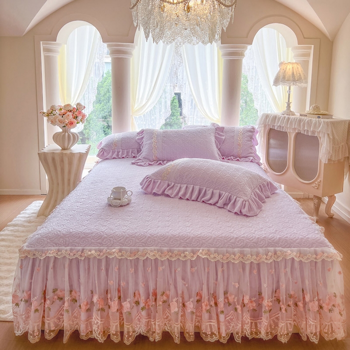 91家纺网 家纺一手货源 找家纺 （总）瑞宝 2025新款雕花牛奶绒夹棉床裙三件套-花有约