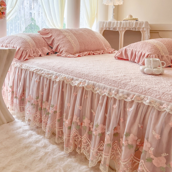 91家纺网 家纺一手货源 找家纺 （总）瑞宝 2025新款雕花牛奶绒夹棉床裙三件套-花有约