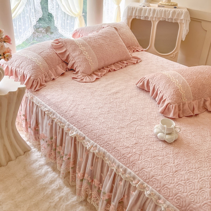 91家纺网 家纺一手货源 找家纺 （总）瑞宝 2025新款雕花牛奶绒夹棉床裙三件套-花有约