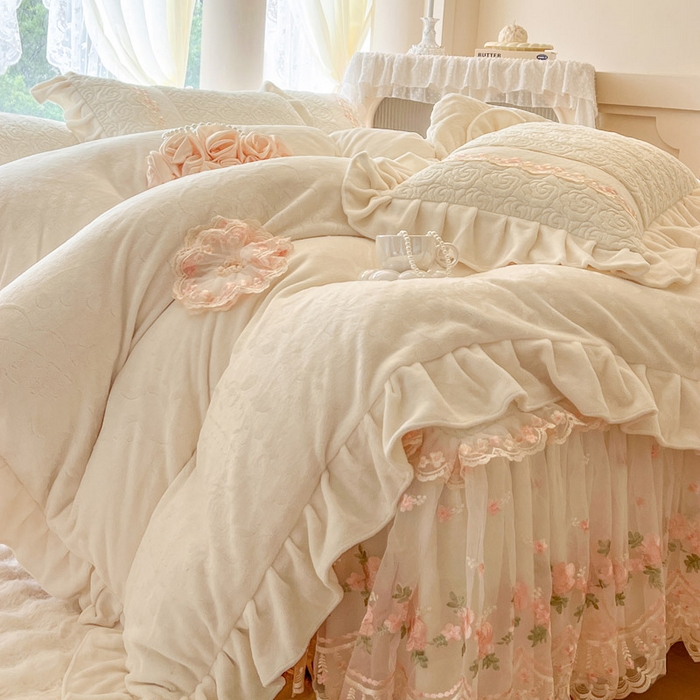 91家纺网 家纺一手货源 找家纺 瑞宝 2025新款雕花牛奶绒夹棉床裙三件套-花有约 花有约-奶油白