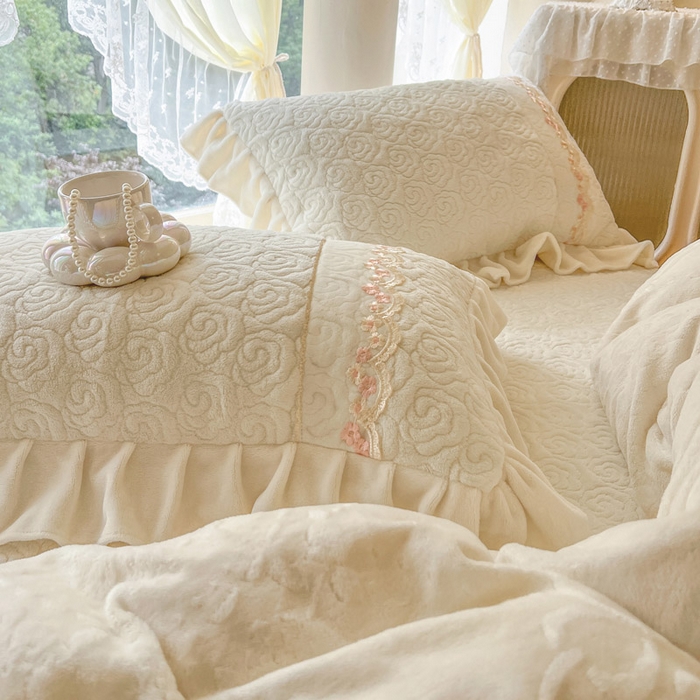 91家纺网 家纺一手货源 找家纺 瑞宝 2025新款雕花牛奶绒夹棉床裙三件套-花有约 花有约-奶油白