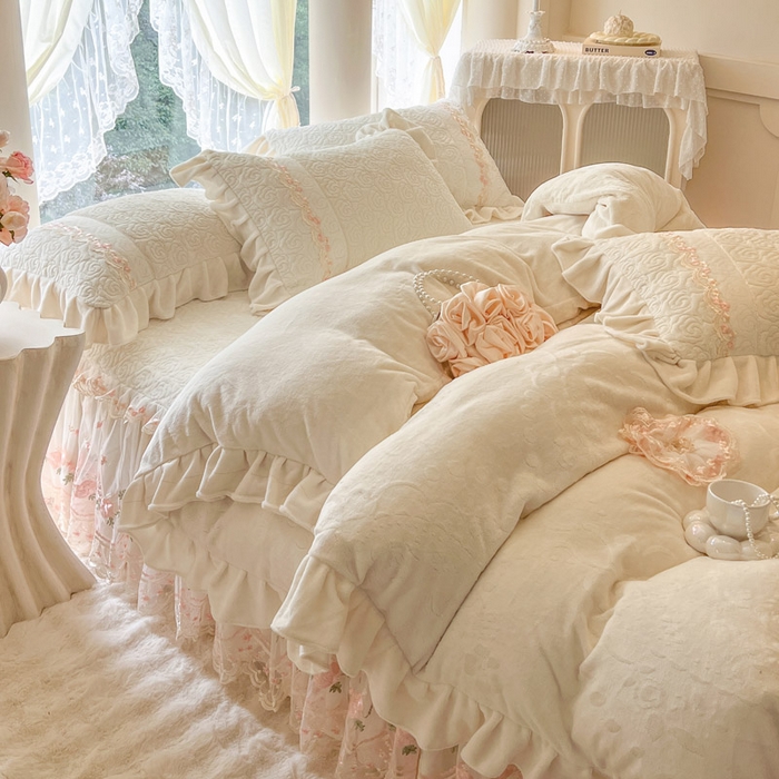 91家纺网 家纺一手货源 找家纺 瑞宝 2025新款雕花牛奶绒夹棉床裙三件套-花有约 花有约-奶油白