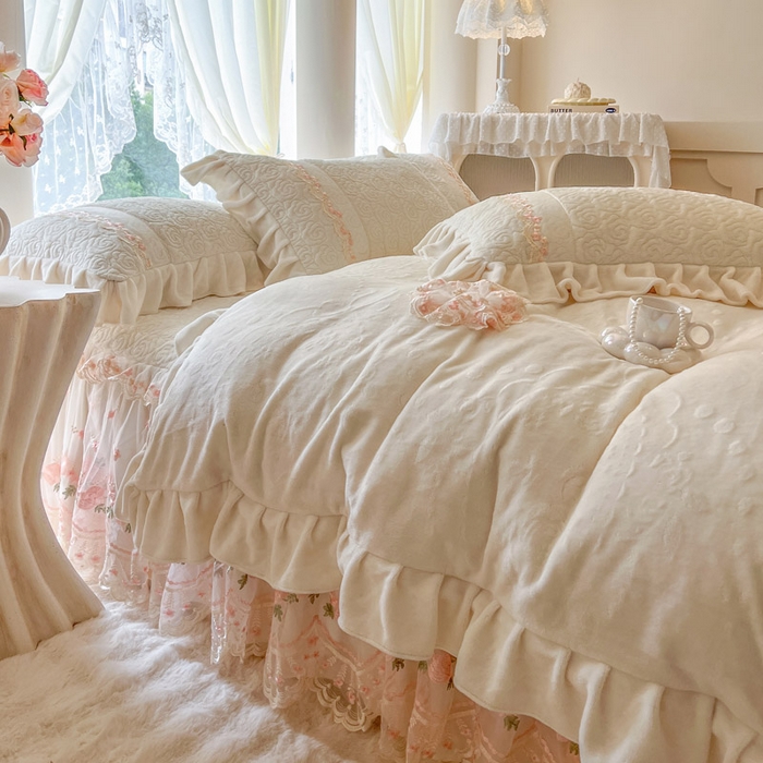 91家纺网 家纺一手货源 找家纺 瑞宝 2025新款雕花牛奶绒夹棉床裙三件套-花有约 花有约-奶油白