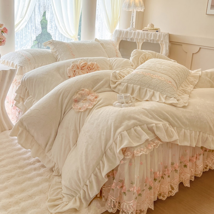 91家纺网 家纺一手货源 找家纺 瑞宝 2025新款雕花牛奶绒夹棉床裙三件套-花有约 花有约-奶油白