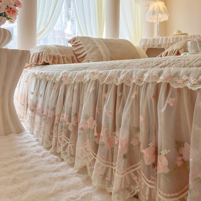 91家纺网 家纺一手货源 找家纺 瑞宝 2025新款雕花牛奶绒夹棉床裙三件套-花有约 花有约-卡其