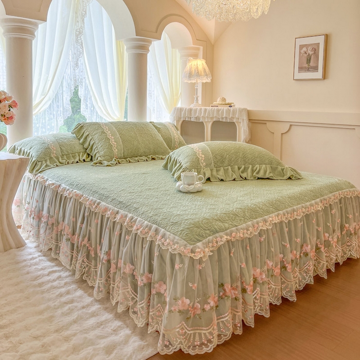 91家纺网 家纺一手货源 找家纺 瑞宝 2025新款雕花牛奶绒夹棉床裙三件套-花有约 花有约-青柠绿