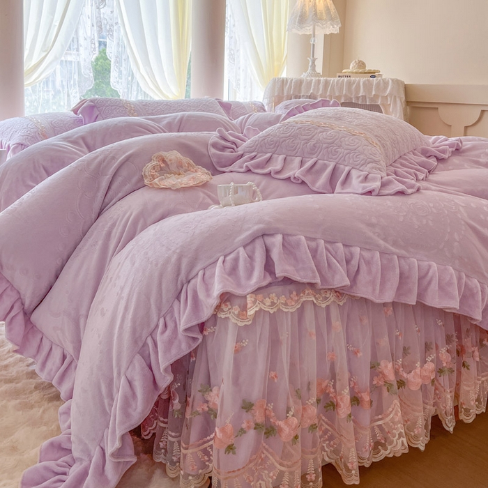 91家纺网 家纺一手货源 找家纺 瑞宝 2025新款雕花牛奶绒夹棉床裙三件套-花有约 花有约-梦幻紫