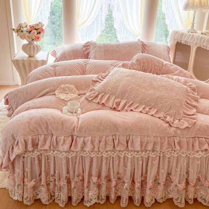 91家纺网 家纺一手货源 找家纺 瑞宝 2025新款雕花牛奶绒夹棉床裙三件套-花有约 花有约-粉玉