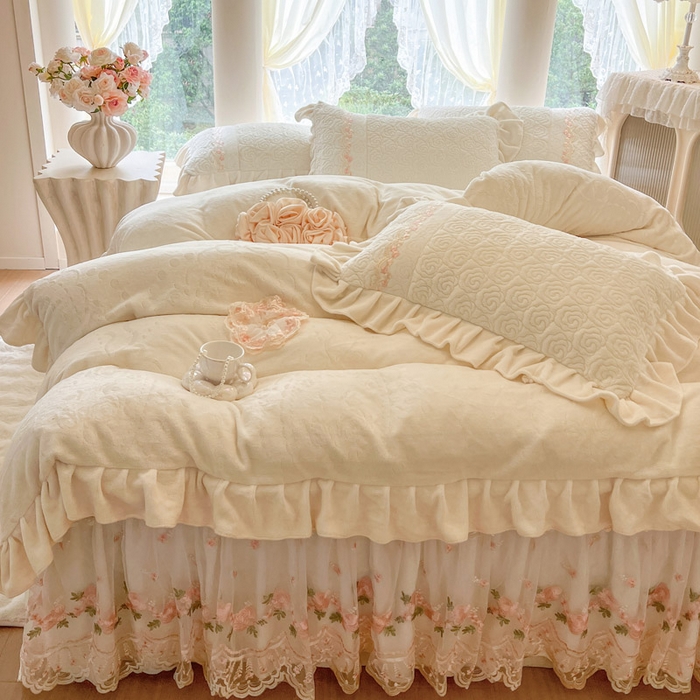 91家纺网 家纺一手货源 找家纺 瑞宝 2025新款雕花牛奶绒夹棉床裙三件套-花有约 花有约-奶油白