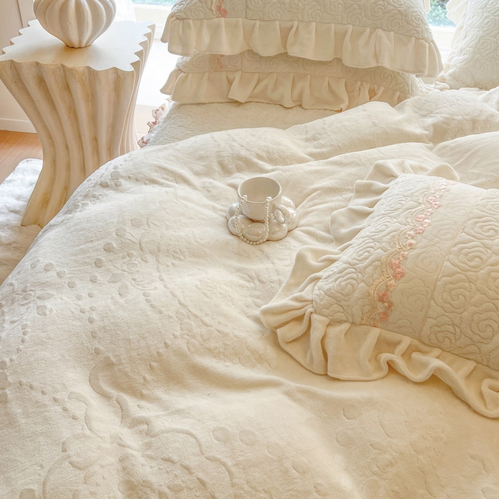 91家纺网 家纺一手货源 找家纺 瑞宝 2025新款雕花牛奶绒夹棉床裙三件套-花有约 花有约-奶油白