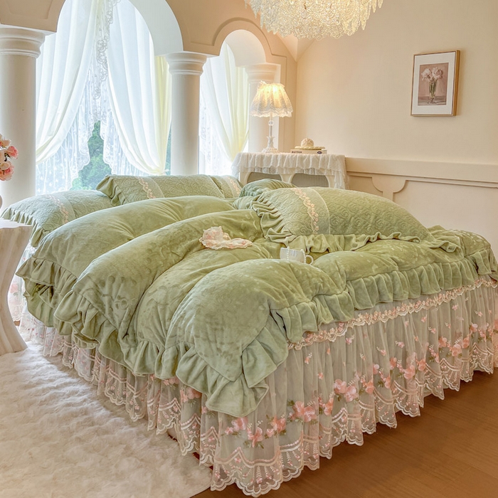 91家纺网 家纺一手货源 找家纺 瑞宝 2025新款雕花牛奶绒夹棉床裙三件套-花有约 花有约-青柠绿